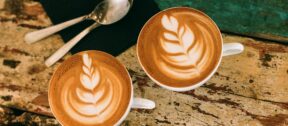 Trinkgeldpauschale | zwei Kaffeetassen mit Muster
