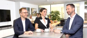 Gesellschafterverrechnungskonto & KESt 2027 - Kolleg:innen bei Moore Salzburg in der Cafeteria