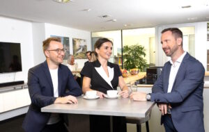 Gesellschafterverrechnungskonto & KESt 2027 - Kolleg:innen bei Moore Salzburg in der Cafeteria