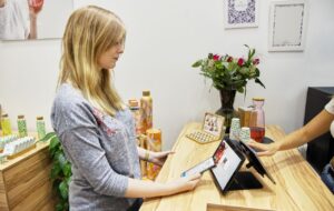 Belegerteilung - Frau zahlt an einer elektronischen Kassa - elektronischer Beleg