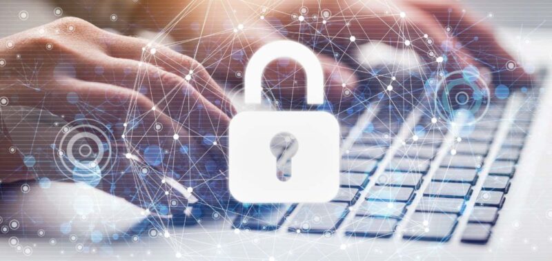 Schloss-Icon vor Netzwerkgrafik und Tastatur mit Händen