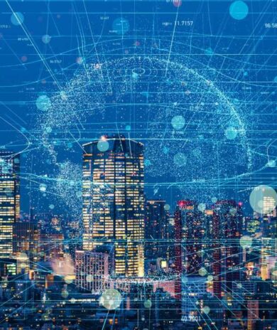 nächtliche Skyline einer Großstadt mit Overlay der Weltkugel mit Strahlen und Zahlen