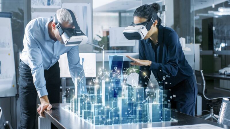 Frau und Mann mit VR-Brillen über virtuellem 3D-Modell einer Stadt