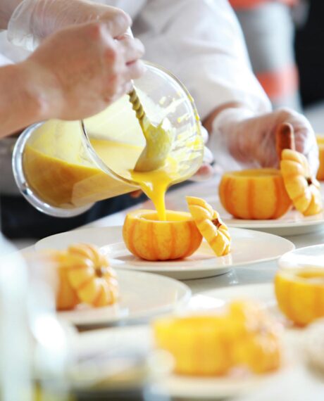 Fertigstellung einer Suppe im Restaurant