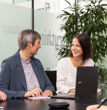 Stefan, Susanna und Tanja beim Besprechen von steuerlichen Aspekten