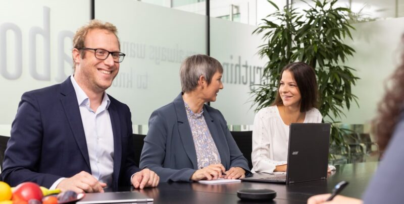Stefan, Susanna und Tanja beim Besprechen von steuerlichen Aspekten