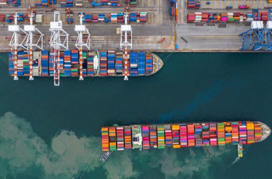 Leistungen - Internationales Steuerrecht - Containerschiff im hafen