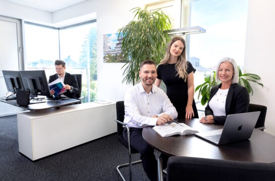 Moore Salzburg Kolleg:innen bei der Besprechung