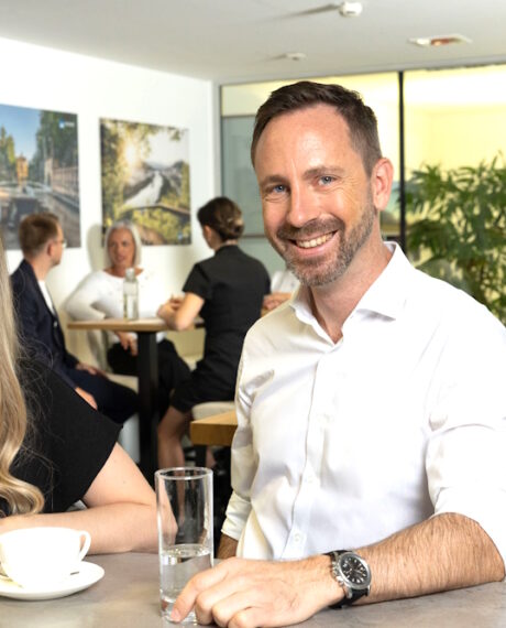 Vanessa und Patrick in der Cafeteria - Unternehmenskultur