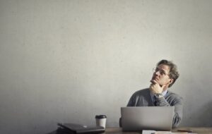 2505 Moore Newsroom Kündigungsfrist freier Mitarbeiter