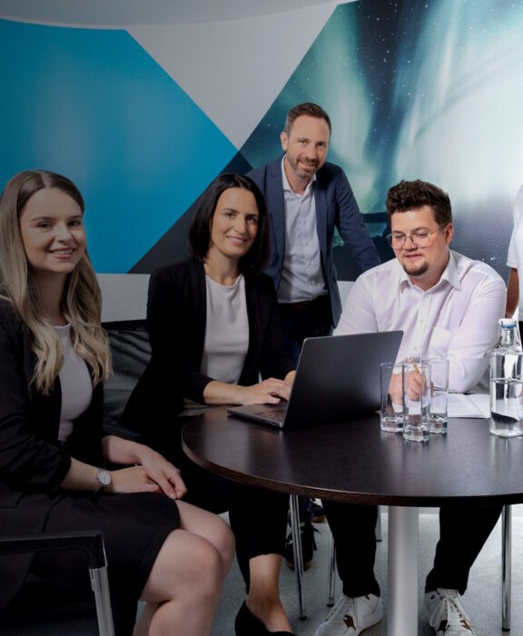 Header - Moore Salzburg Team bei Besprechung im Oval